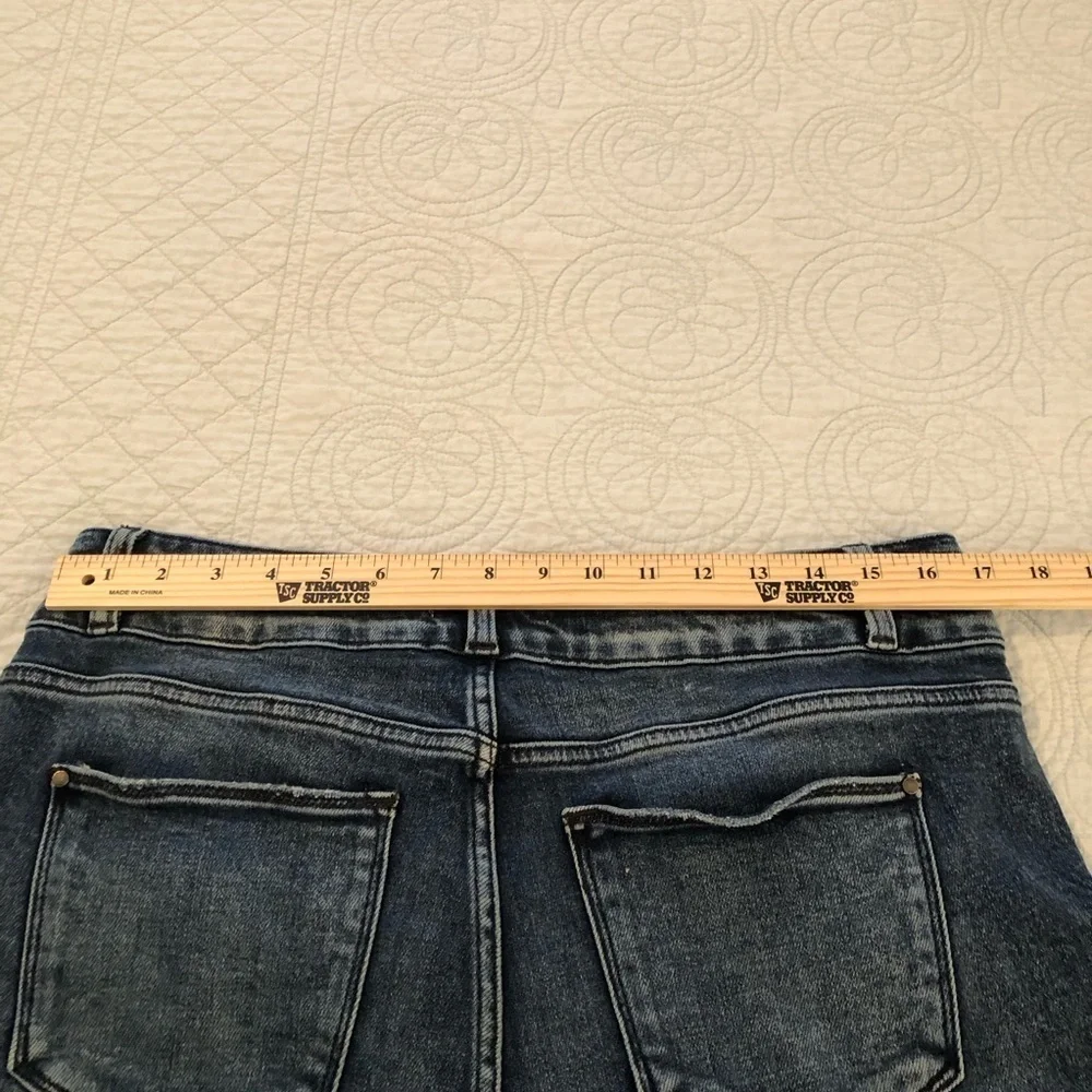 Petra 153 distressed classic boot cut jeans. Size waist 32.